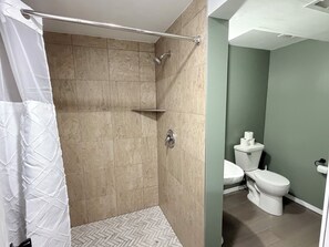Shower, towels, soap, toilet paper - Vrbo Property (Omaha)