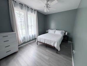 3 bedrooms, iron/ironing board, WiFi (free), bed sheets