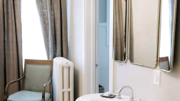 Habitación, vistas al jardín | Baño | Secador de pelo, toallas, jabón y champú