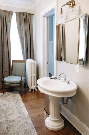 Habitación, vistas al jardín | Baño | Secador de pelo, toallas, jabón y champú