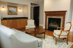 Suite, 1 cama de matrimonio, balcón, vistas al jardín | Zona de estar