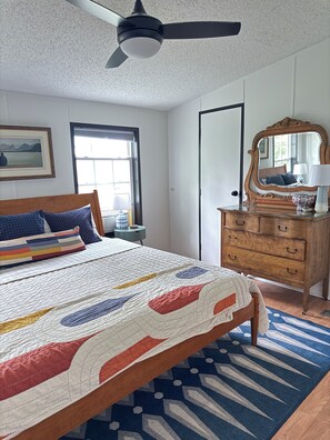3 slaapkamers, een strijkplank/strijkijzer, gratis wifi, beddengoed