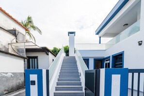 Ein modernes Gebäude mit einer Treppe zu einem verschlossenen Eingang.