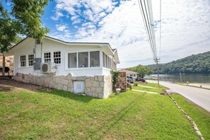 Exterior - Historic Rockaway Beach Cottage 12 (Rockaway Beach)
