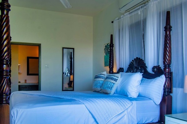 Luxury Villa | In-room safe, blackout drapes, iron/ironing board, WiFi (free)