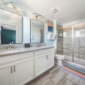 Shower, hair dryer, bidet, towels - Owner-Curated Luxury Resort Villa near Disney (Davenport)