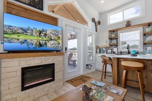 Interior - tiny-home-ff-296 - Fire Fly (Fredericksburg)