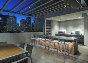 Outdoor dining - Spacious 2BR Escape w/ Pool at 399 Fremont (San Francisco)