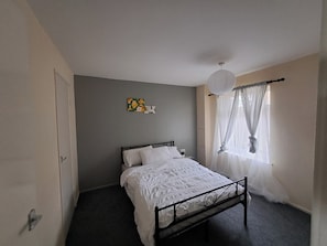 2 bedrooms, free WiFi, bed sheets - Apartment Sleeps 5 With Parking (Nottingham)