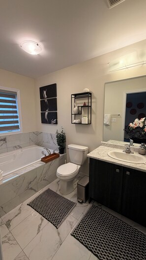 Hair dryer, towels, soap - Modern New 3-BR Home Niagara | Jacuzzi-Style Tub (Thorold)