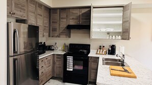 Eine moderne Küche mit Backofen, Kühlschrank und Mikrowelle.
