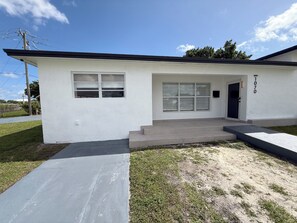 Exterior - 4 Bedrooms - Private Pool Games Room (Miami Gardens)