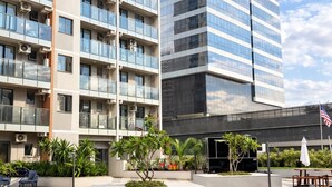 Un bâtiment moderne à plusieurs étages, doté de grandes fenêtres et d’un toit plat.