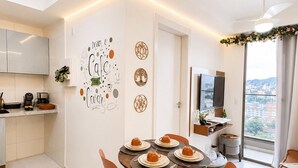 Un appartement moderne comprenant un coin repas, une cuisine et un espace de vie.