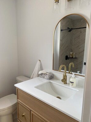 Bathroom - Rideau Coast Cottages -The Cape (Leeds and the Thousand Islands)