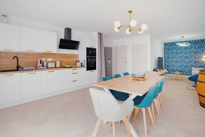 Wasserkocher mit Kaffee-/Teezubehör, Kühlschrank, Mikrowelle, Ofen