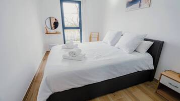Een strijkplank/strijkijzer, gratis wifi, beddengoed