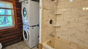 Baignoire à jets, serviettes fournies, papier toilette