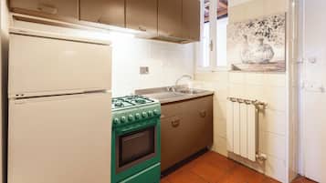 Großer Kühlschrank, Herdplatte, Toaster, Hochstuhl