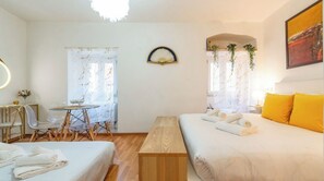 Tabla de planchar con plancha, wifi, ropa de cama