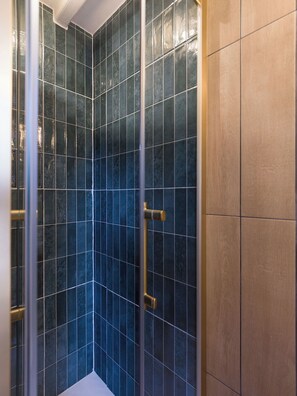 Shower, hair dryer, towels, soap - Vrbo Property (Saint-Jacut-de-la-Mer)