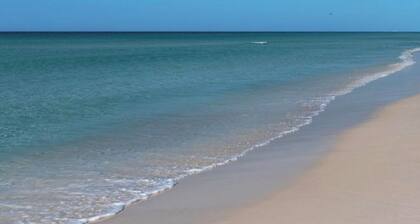 BEACH ACCESS 2.5 miles- Sunny Fort Walton Beach with Special Rates- New Listing