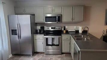 Coffee/tea maker, fridge, microwave, oven