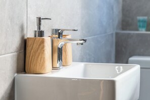Een douche, een haardroger, handdoeken, zeep