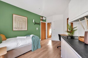 Een strijkplank/strijkijzer, wifi, beddengoed