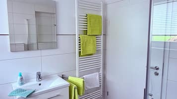 Dusche, Haartrockner, Handtücher, Seife