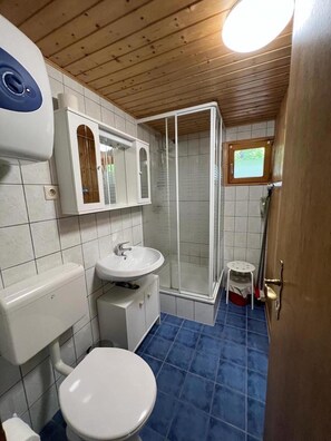 Bathroom - Vrbo Property (Krakow am See)