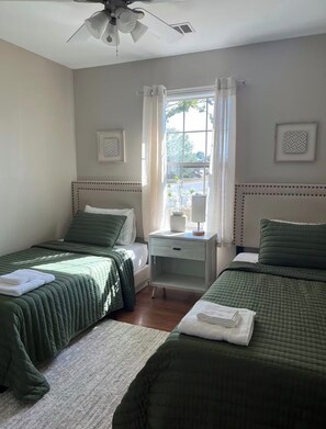 3 habitaciones, tabla de planchar con plancha, wifi y ropa de cama 
