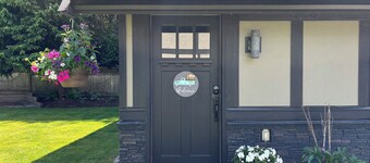 Private Coach House in Ocean Park with beautiful beaches & transit to Vancouver.