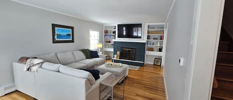 Smart-TV, Kamin, Bücher