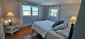 WiFi, bed sheets - 4-bedroom house in charming Clayton with river view (Clayton)