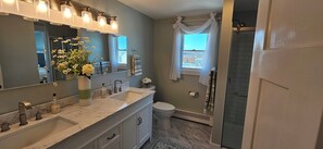 Shower, hair dryer, towels, toilet paper - 4-bedroom house in charming Clayton with river view (Clayton)