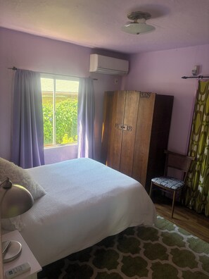 Iron/ironing board, free WiFi, bed sheets - Beautiful Spanish Style house in Silver Lake With Garden (Los Angeles)
