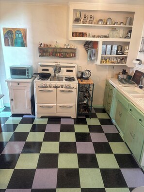 Private kitchen - Beautiful Spanish Style house in Silver Lake With Garden (Los Angeles)