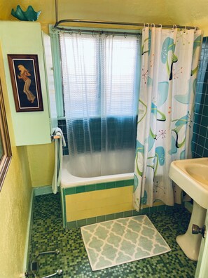 Hair dryer, towels, soap, toilet paper - Beautiful Spanish Style house in Silver Lake With Garden (Los Angeles)