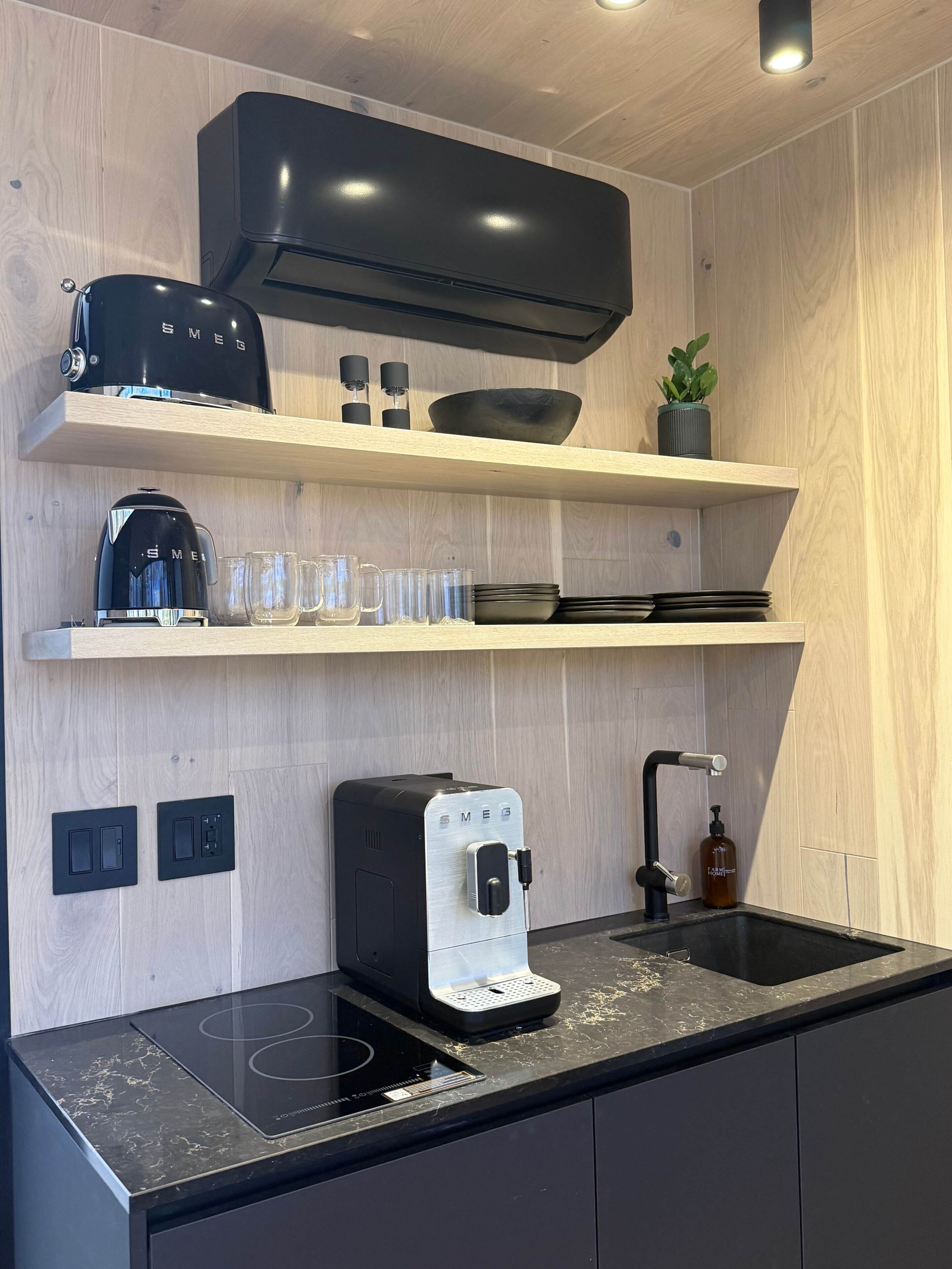 Fridge, stovetop