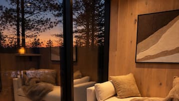 Un intérieur moderne avec un canapé, des bougies et un tapis de yoga.