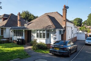 Exterior - Spacious 4 bedroom home w/ Game room & Garden (Bournemouth)