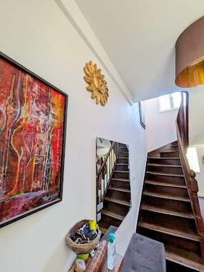 A staircase with a wooden handrail and a dark wooden finish. - Artist's house · Terrace · Fécamp · Sleeps 4 (Fécamp)