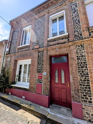 A two-story brick building with a red door and white-framed windows. - Artist's house · Terrace · Fécamp · Sleeps 4 (Fécamp)