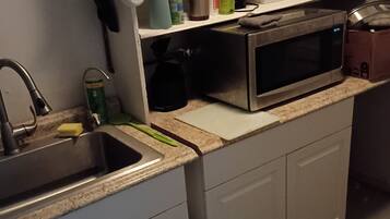 Coffee/tea maker, fridge, microwave, blender