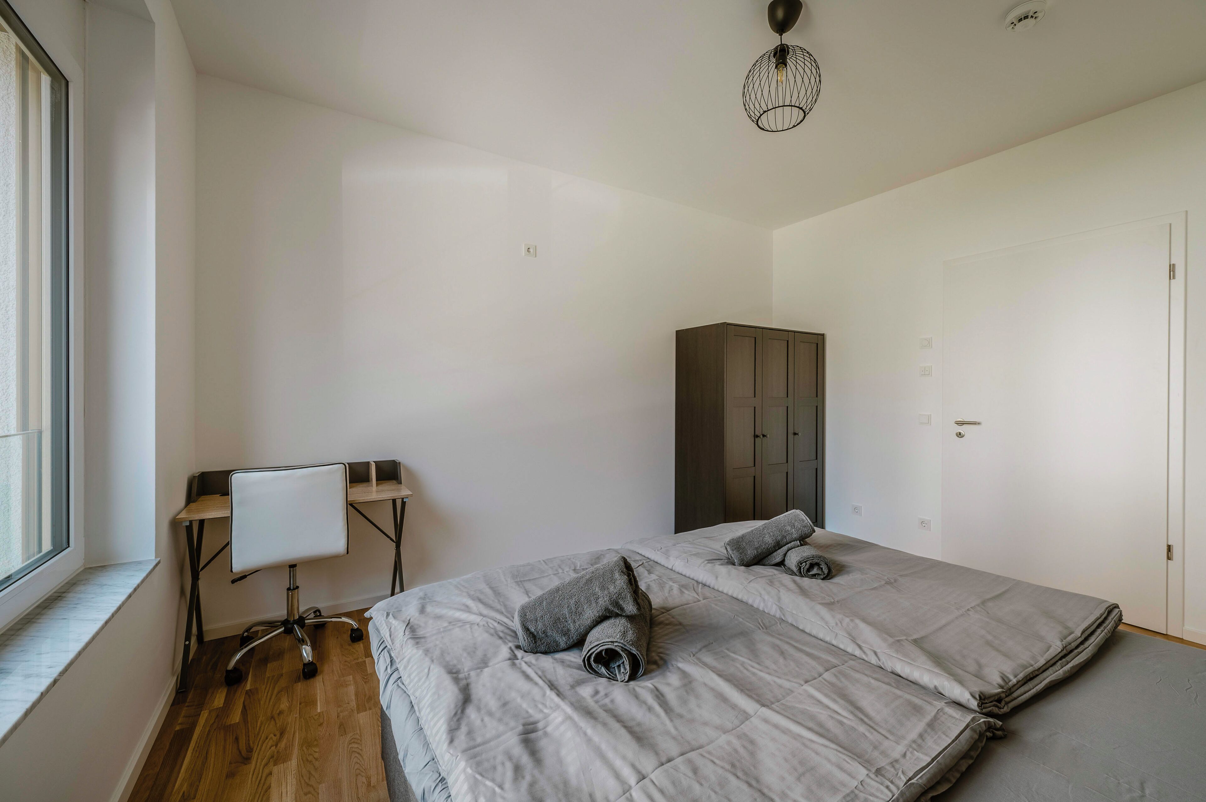 Zimmersafe, Schreibtisch, laptopgeeigneter Arbeitsplatz