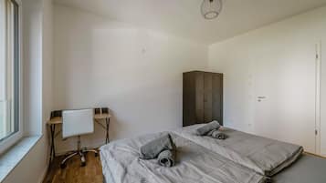 Zimmersafe, Schreibtisch, laptopgeeigneter Arbeitsplatz