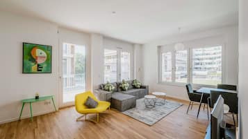 Suíte luxo, sacada, vista para a cidade | Área de estar