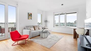 Deluxe-Suite, Balkon, Stadtblick | Wohnbereich