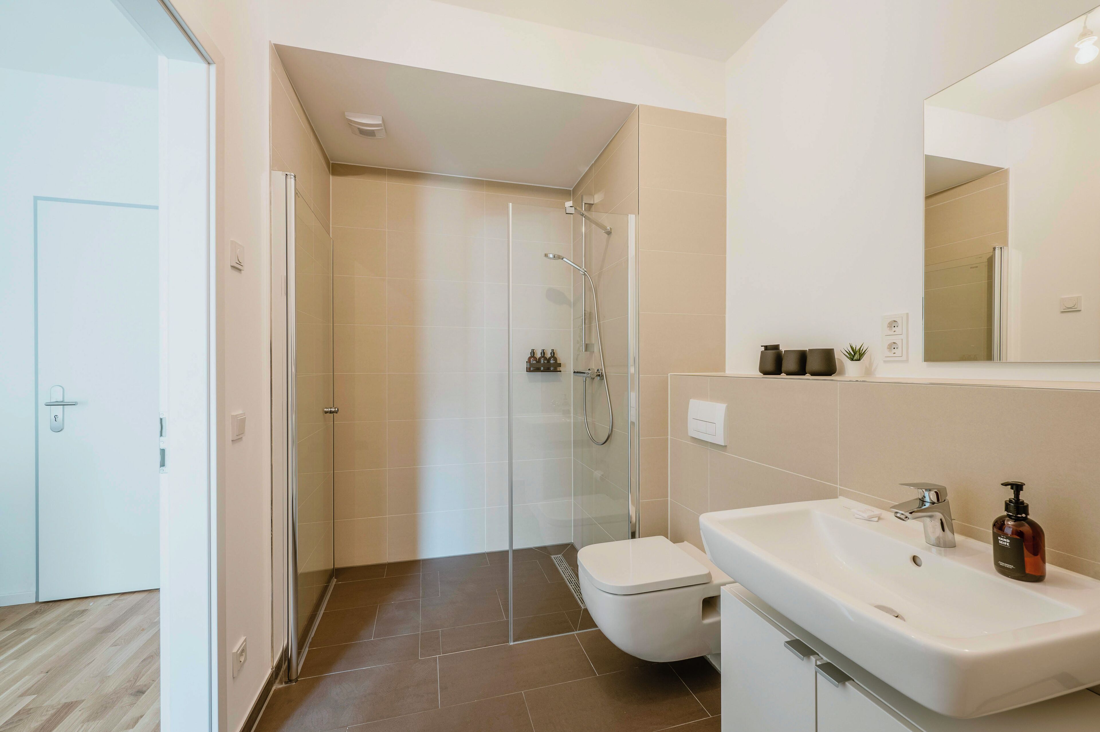 Suite Deluxe, balcón, vistas a la ciudad | Baño | Ducha, artículos de higiene personal gratuitos y secador de pelo